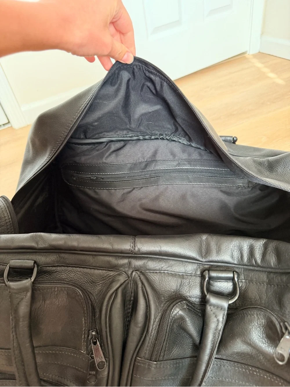 $1,250 NWOT Large Leather Rolling Duffel Bag Wheeled Carry On Handmade Colombia